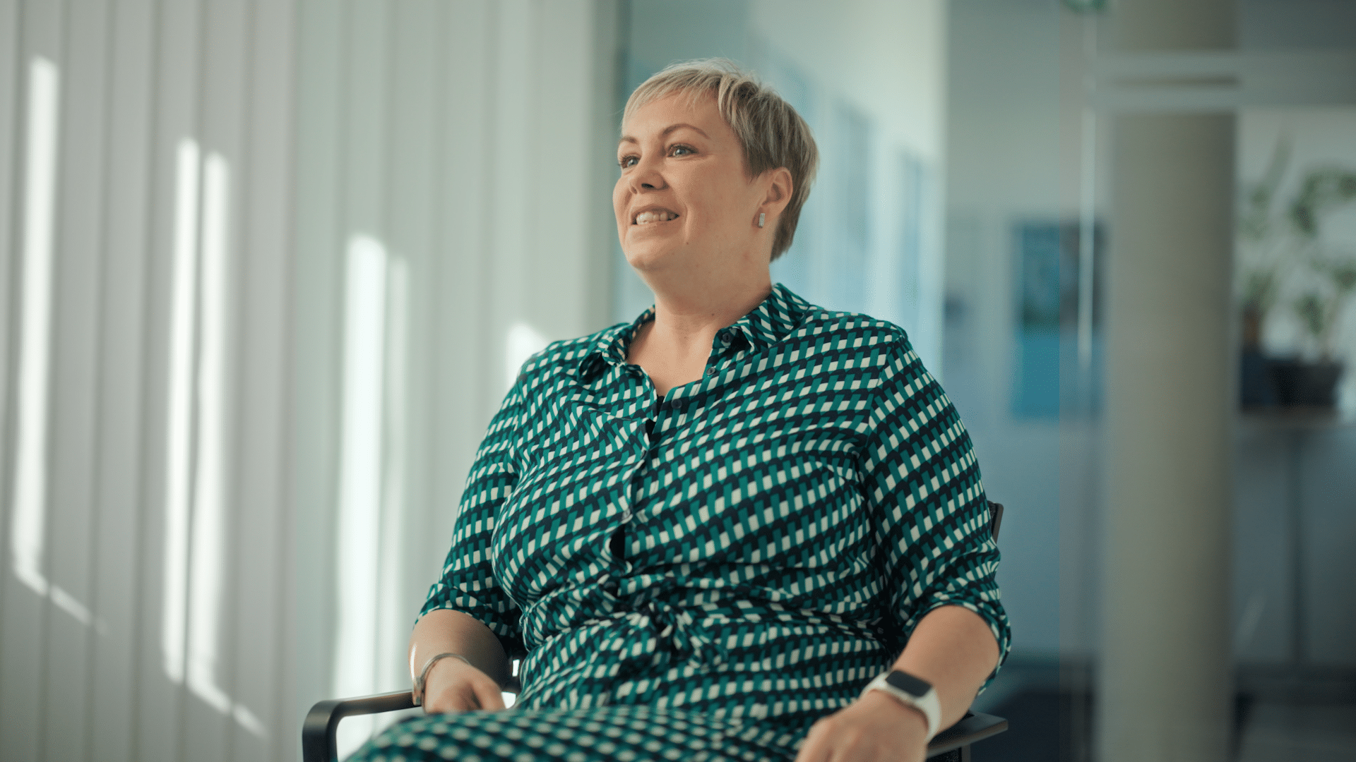 Eine Mitarbeiterin wird im Rahmen eines Recruiting-Videos interviewt.
