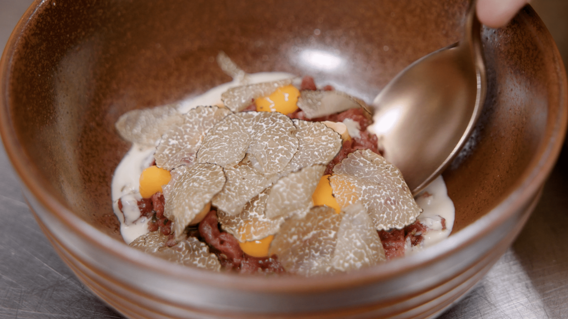 Beef Tatar mit schwarzem Trüffel bei Produktvideodreh.