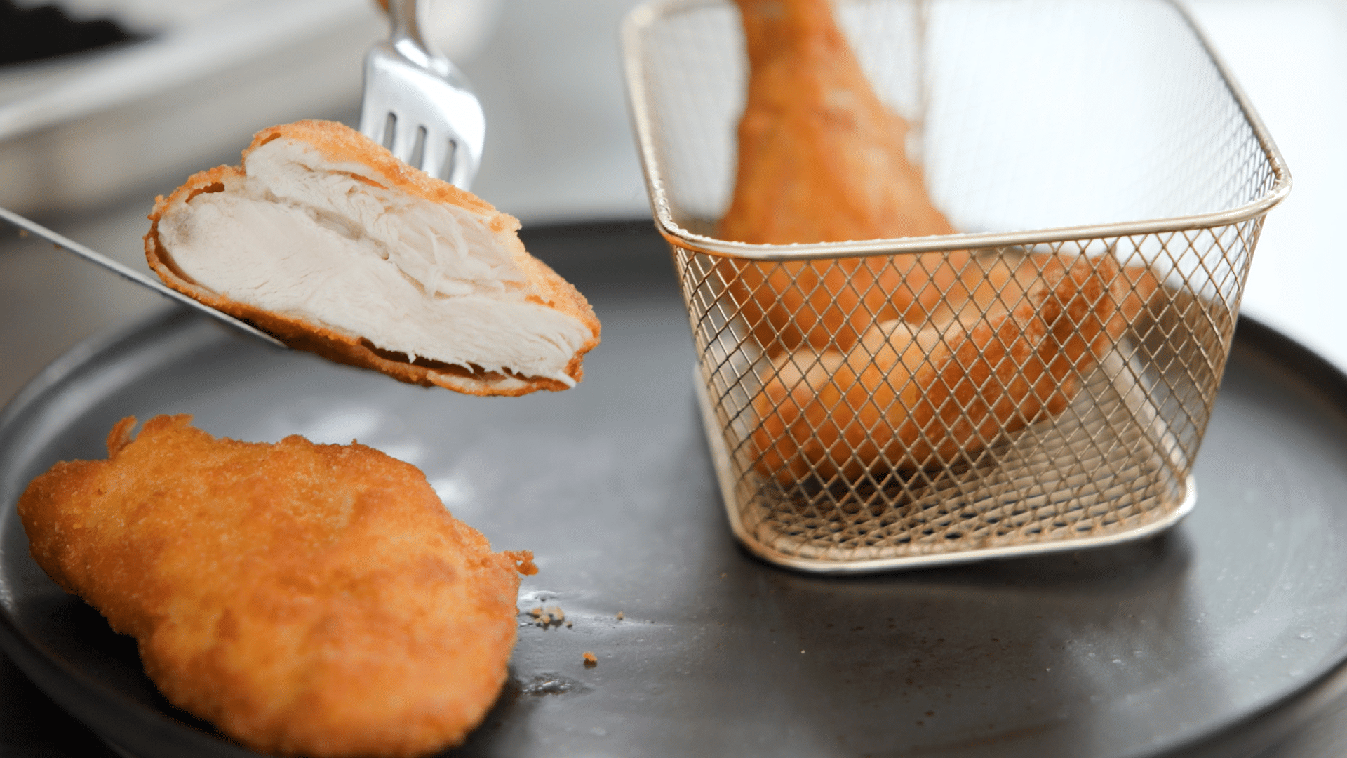 Angeschnittenes Backhendl bei Produktvideo Produktion.