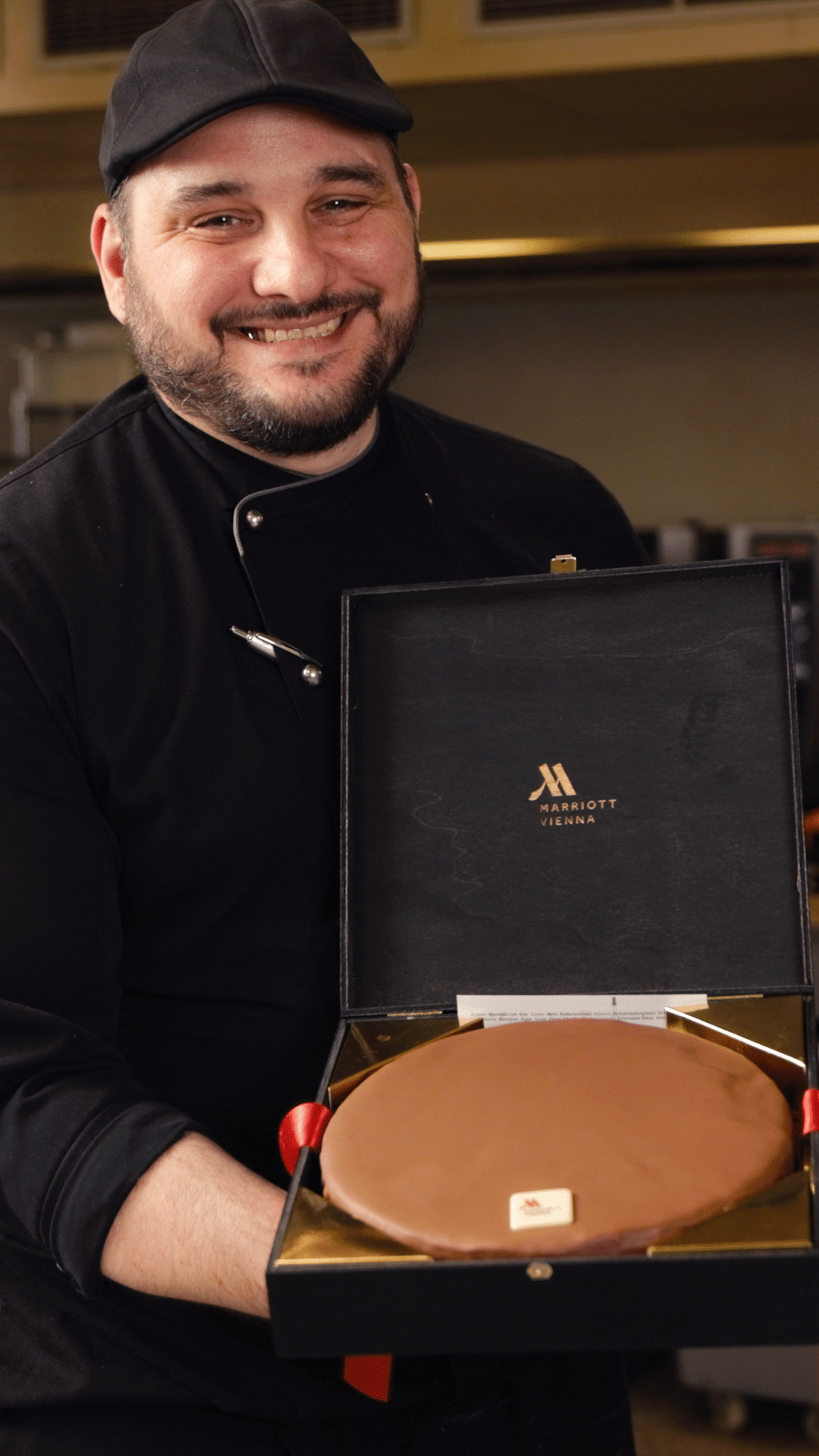 Ein Chef der Patisserie des Marriott Vienna Hotels präsentiert die Ringstraßentorte.