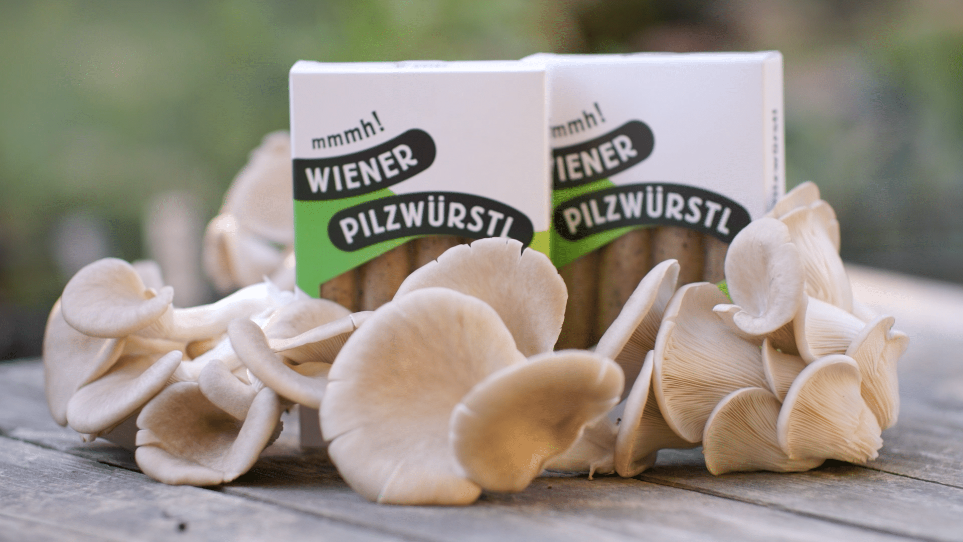 Packshot veganer Pilzwürstel bei Dreharbeiten für ein Produktvideo.