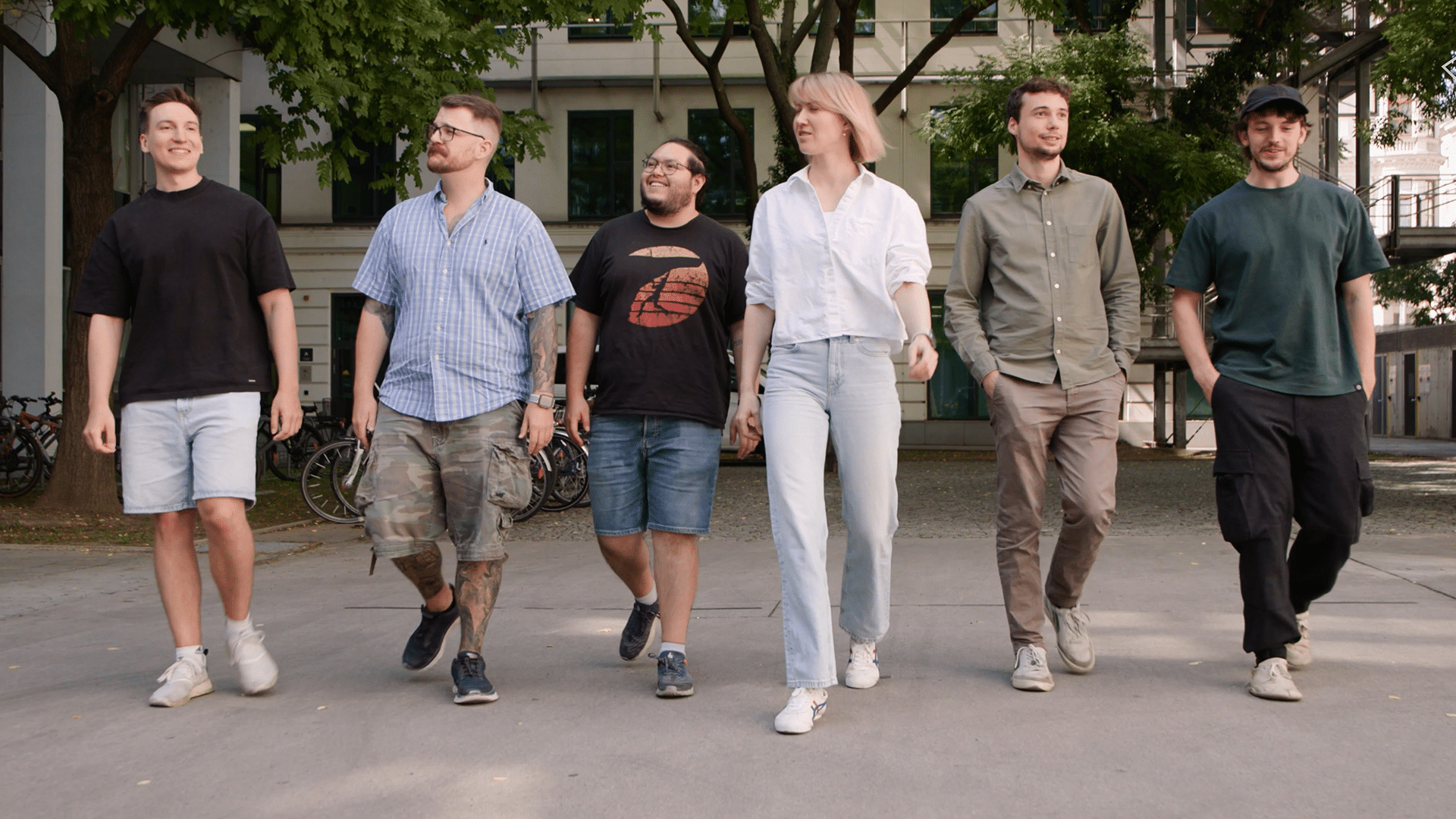 Eine Gruppe von Menschen geht im Rahmen des Drehs eines Recruiting-Videos auf die Kamera zu.